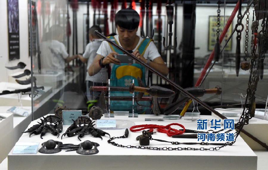 4月26日，參觀者在兵器展覽館內(nèi)拍攝展品。