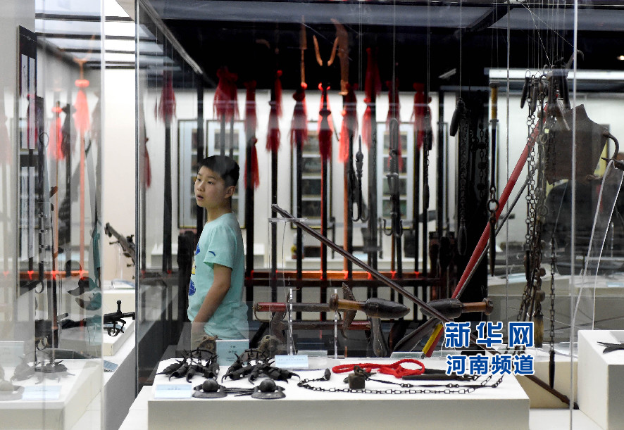 4月26日，參觀者在兵器展覽館內(nèi)參觀。