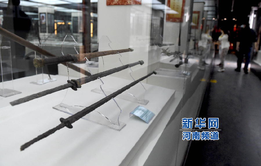 4月26日，參觀者在兵器展覽館內(nèi)參觀。