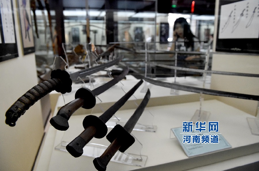 4月26日，參觀者在兵器展覽館內(nèi)參觀。