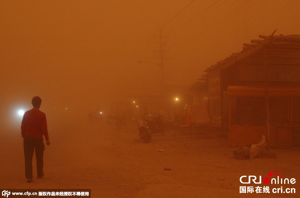 巴扎上的車輛紛紛打開(kāi)車燈。