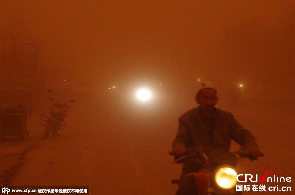 巴扎上的行人紛紛回家?！D片來(lái)源：CFP