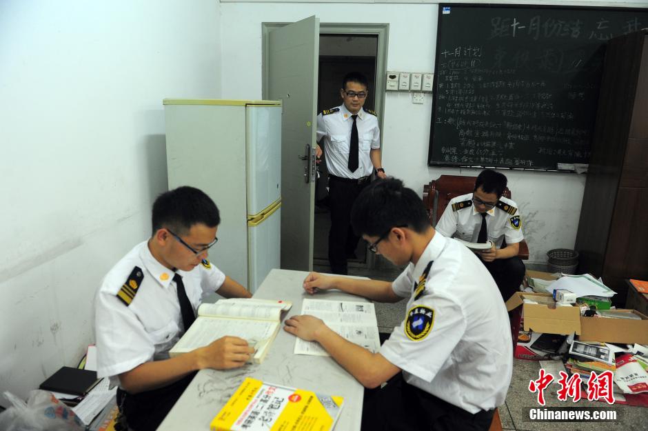 武漢高?！皠钪颈０矆F” 集體考上研究生