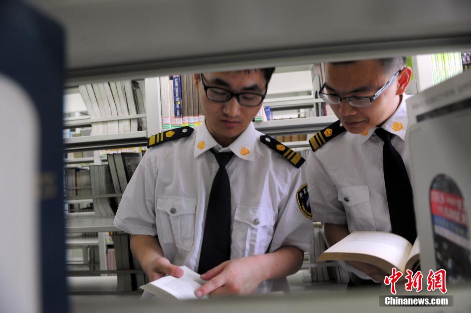 5月8日，武漢輕工大學圖書館保安吳濤與江力在圖書館交流學習。