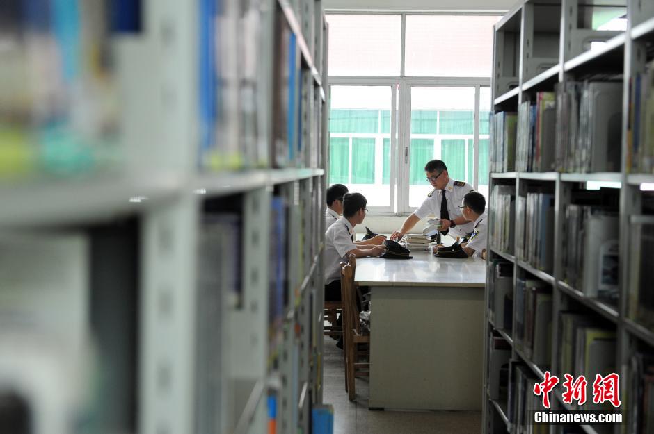 5月8日，武漢輕工大學保安吳濤、江力、黃凱、萬文杰在圖書館學習中。中新社發(fā) 張暢 攝