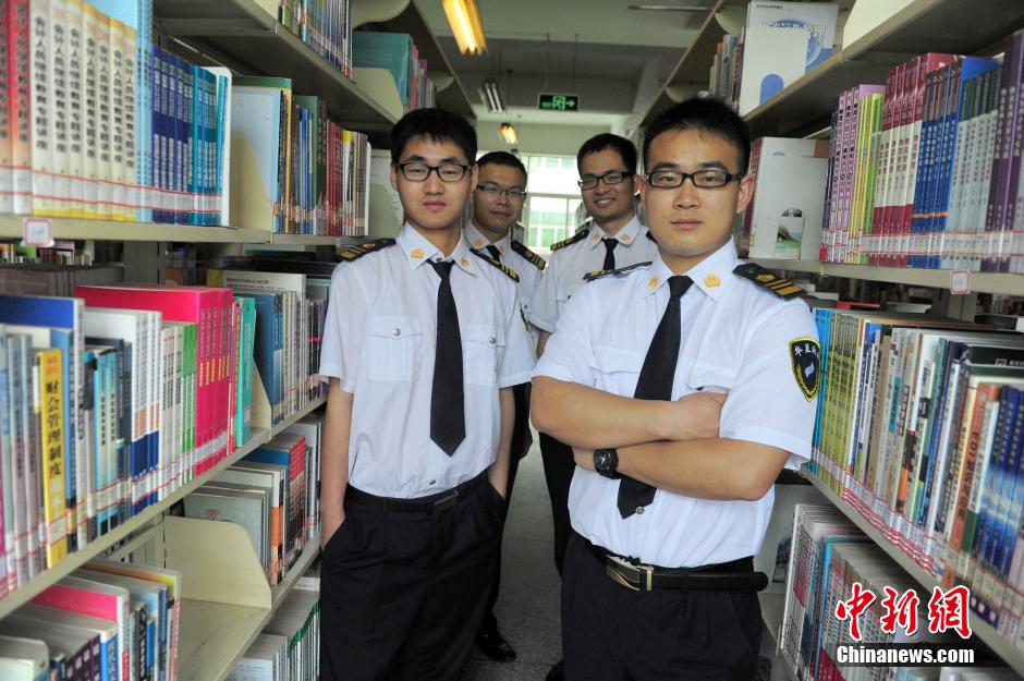 　5月8日，武漢輕工大學圖書館保安吳濤、江力、黃凱、萬文杰。中新社發(fā) 張暢 攝