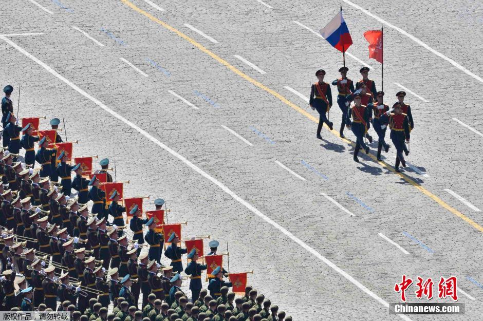 圖為俄羅斯國(guó)旗從受閱部隊(duì)前經(jīng)過(guò)。