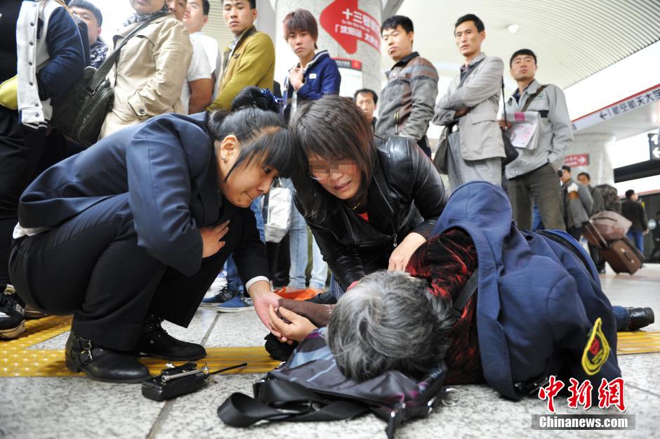 74歲老太地鐵站臺摔倒稱“有老保，不訛人”