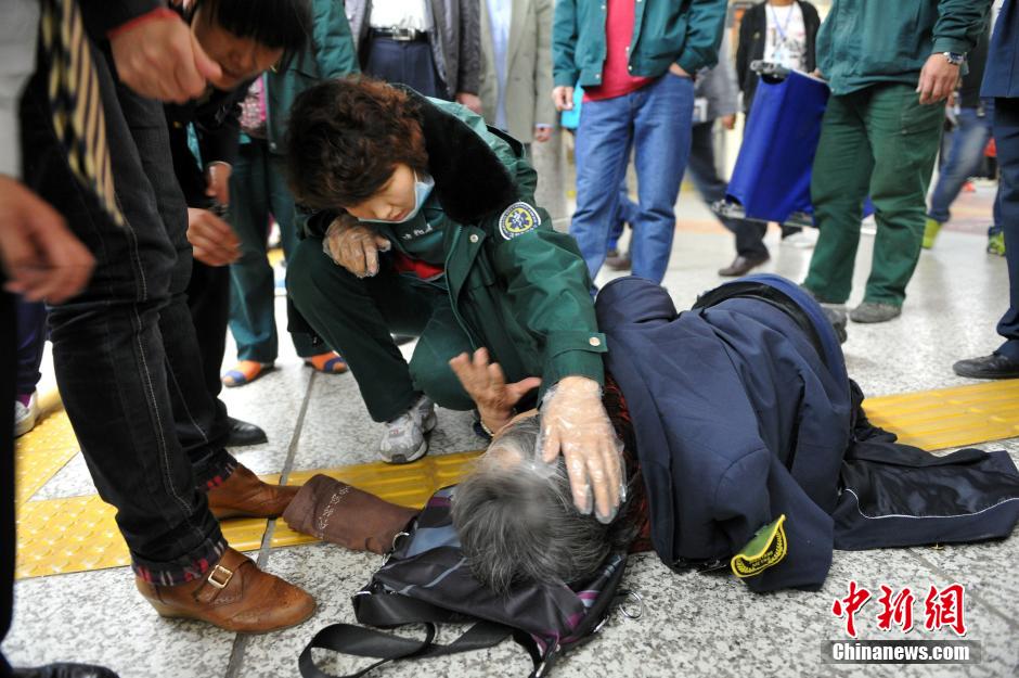74歲老太地鐵站臺摔倒稱“有老保，不訛人”