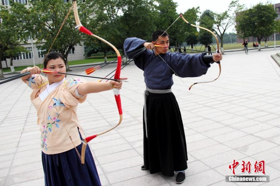 圖為課余練習射箭的“神雕俠侶”胡雅潔和胡默齋。