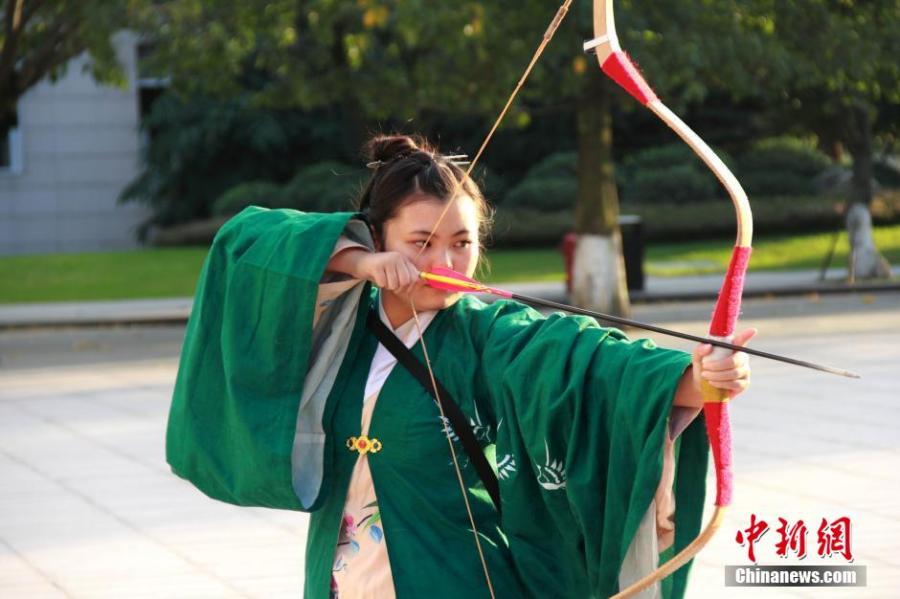 練習射箭的胡雅潔。