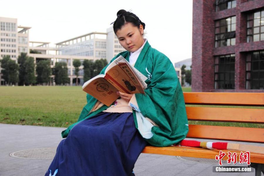 穿漢服在校園讀書的胡雅潔。