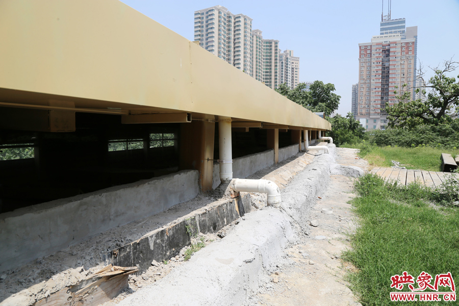 保護(hù)殼外部設(shè)計(jì)有排水系統(tǒng)。