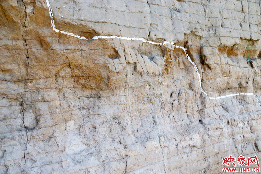 待工程開放后，游客走進(jìn)城墻內(nèi)部，可以看到商代的紅色夯土層、戰(zhàn)國時(shí)期的白色夯土層。