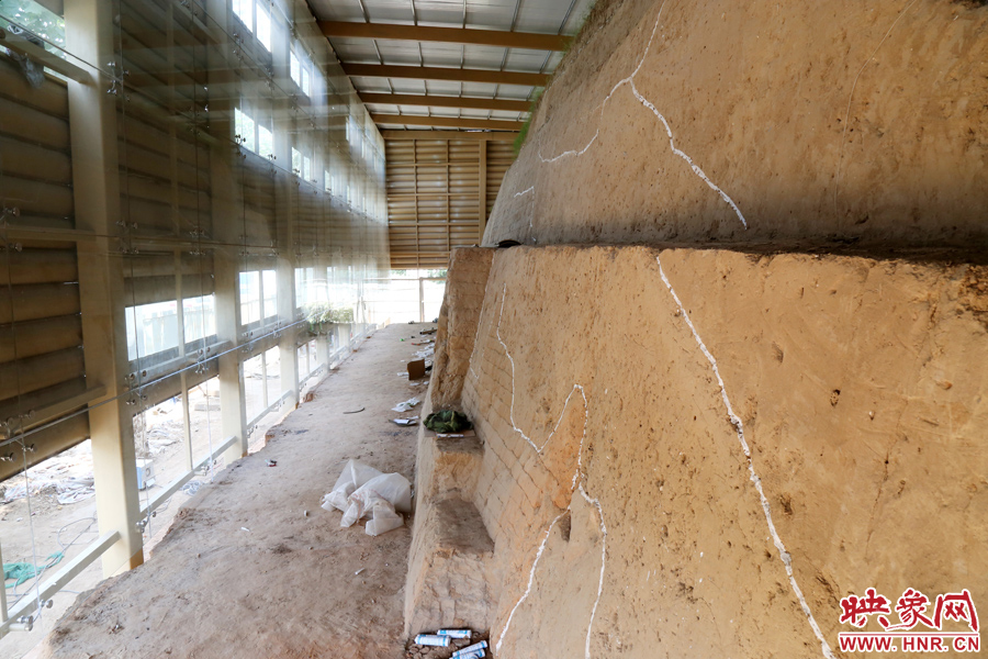 按照最初的設(shè)計(jì)，東側(cè)城墻內(nèi)規(guī)劃有一個(gè)1~2米寬的小展廳。