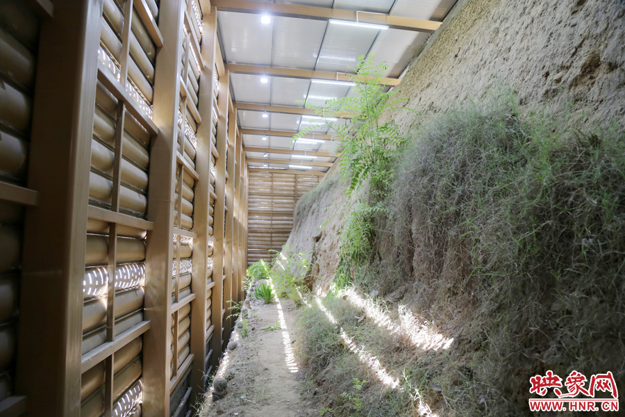 鄭州市商城遺址保護(hù)管理處對該節(jié)點(diǎn)1700米城垣兩側(cè)斷面遺址進(jìn)行保護(hù)性設(shè)施建設(shè)。