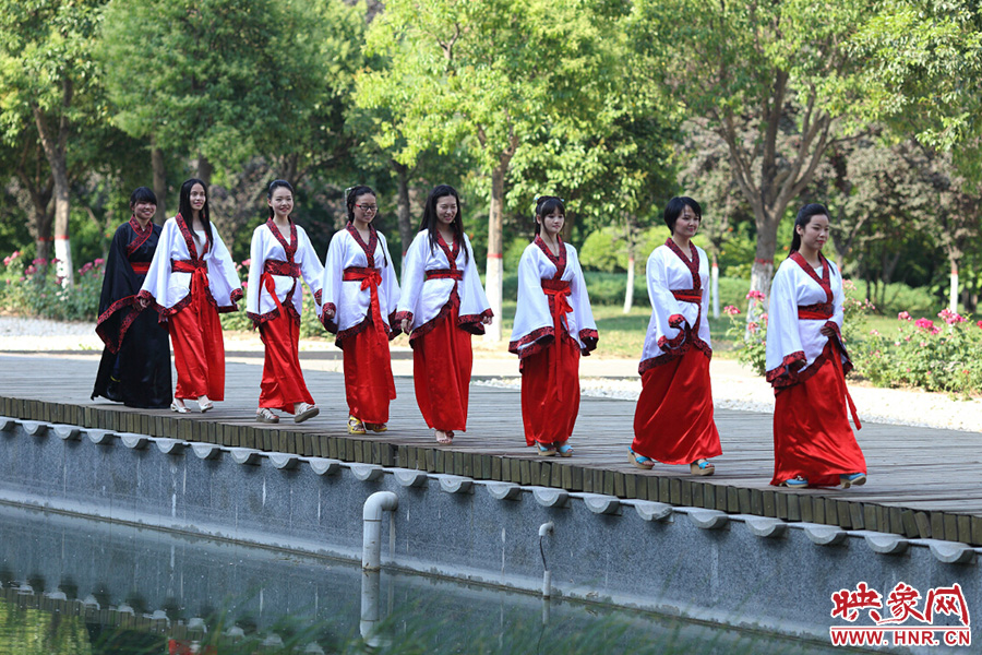 在校園里再走走，下次又不知道是何年何時(shí)。