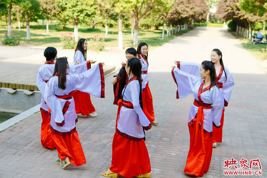 走遍校園的每個(gè)角落，只為你能盡可能將有關(guān)的記憶都帶走。