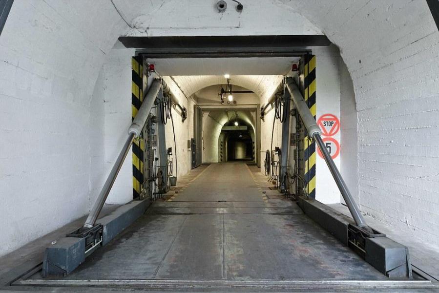 圖為地堡內(nèi)的通道，皆配備攝像頭。