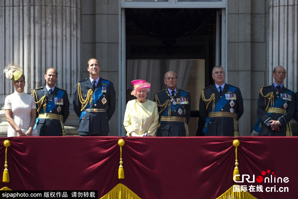 英國女王伊麗莎白二世攜眾王室成員觀看空軍飛行表演。