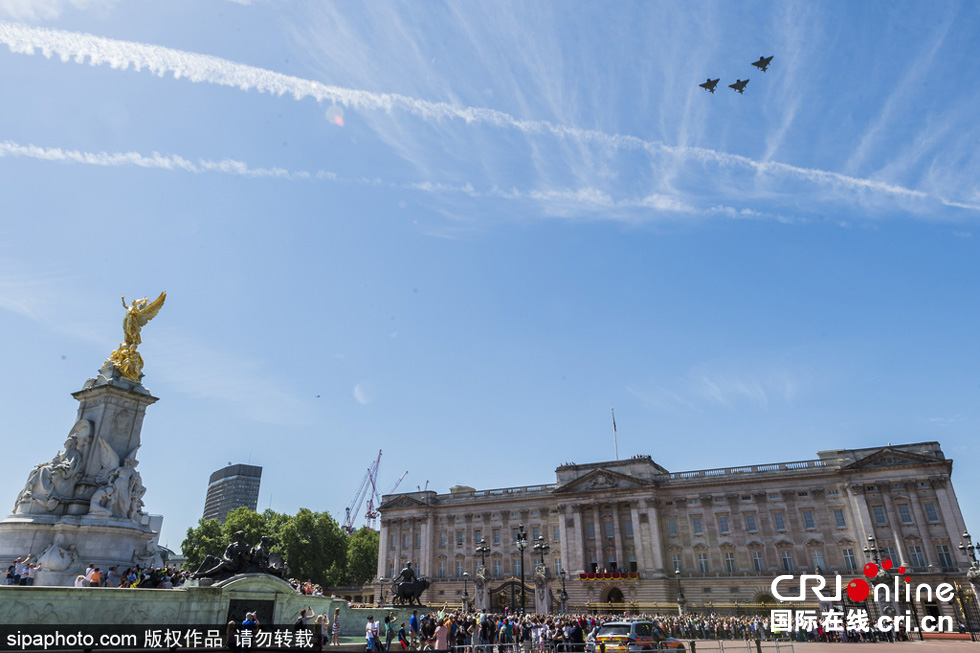 數(shù)架颶風噴火戰(zhàn)斗機和臺風戰(zhàn)斗機編隊飛躍白金漢宮上空，參加了紀念儀式。