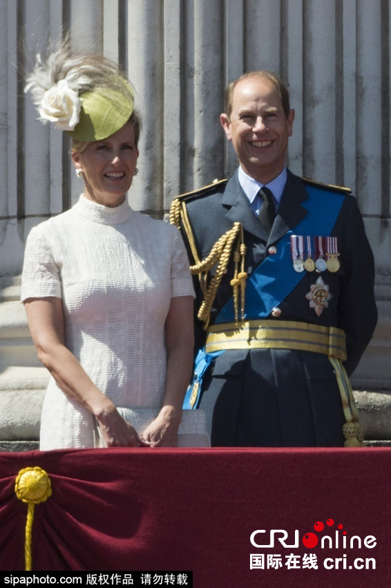 英國女王伊麗莎白二世攜眾王室成員觀看空軍飛行表演。