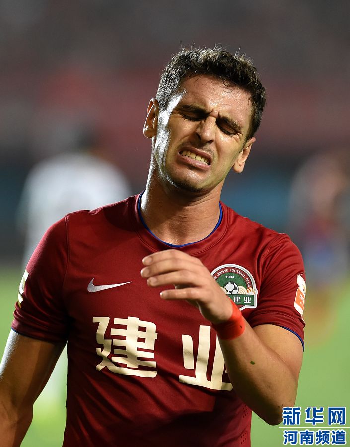 7月19日，河南建業(yè)隊(duì)球員伊沃錯(cuò)失破門機(jī)會(huì)。新華社記者李博攝