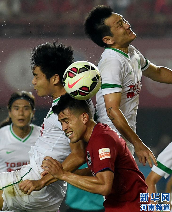 7月19日，河南建業(yè)隊(duì)球員哈維爾（右二）在比賽中與對手爭搶頭球。