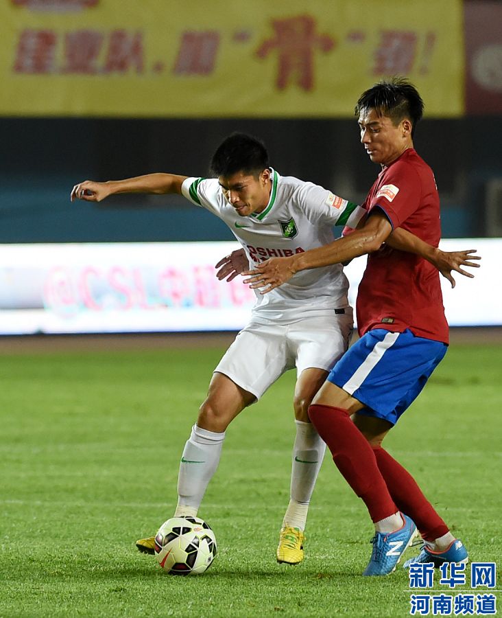 7月19日，杭州綠城隊(duì)球員黃希揚(yáng)（左）在比賽中控球。