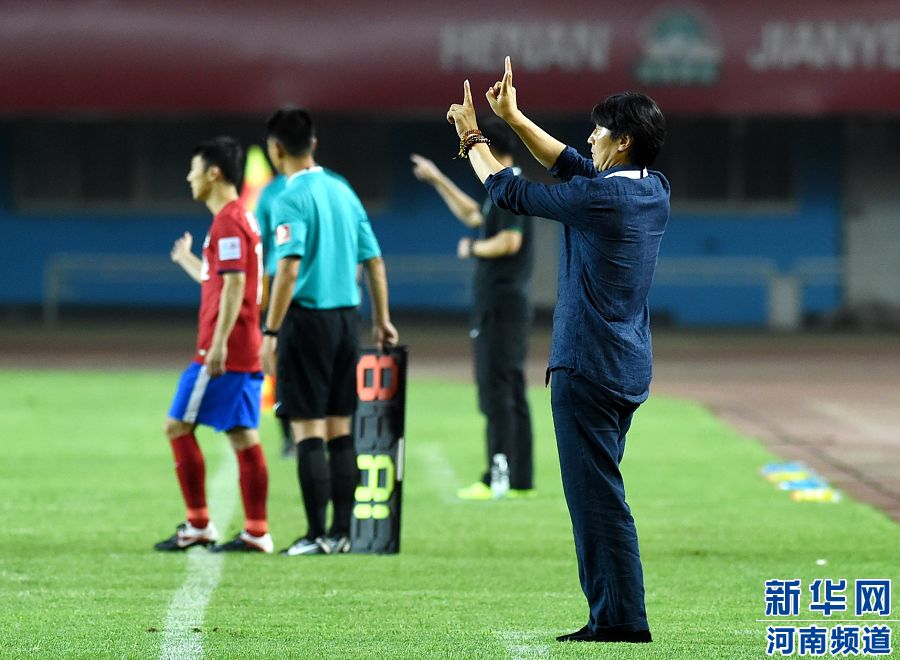 7月19日，河南建業(yè)隊(duì)主教練賈秀全（右一）在場邊指揮。