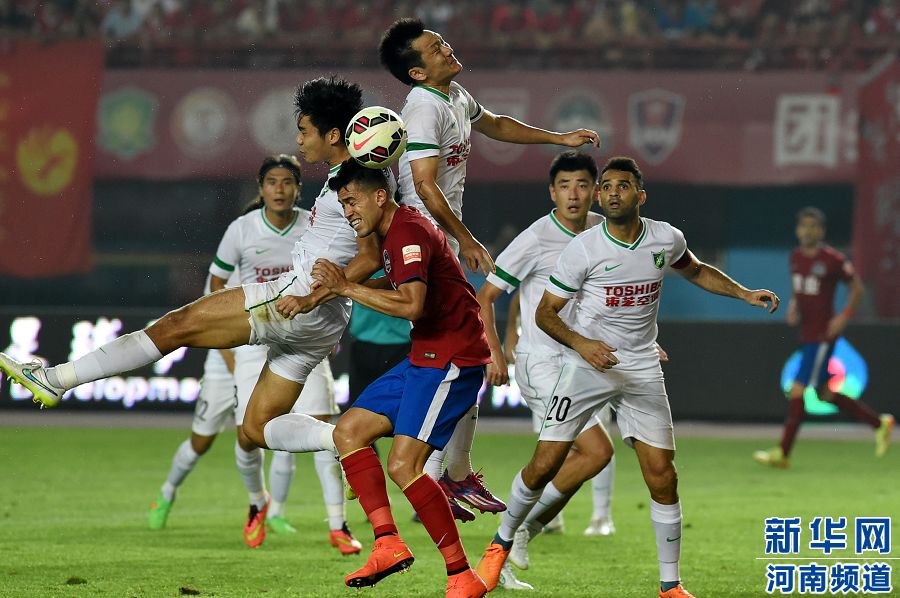 7月19日，河南建業(yè)隊(duì)球員哈維爾（前排左二）在比賽中與對手爭搶頭球。