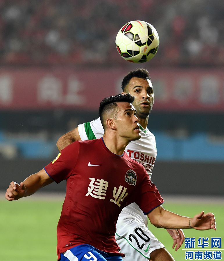 7月19日，河南建業(yè)隊(duì)球員哈維爾（前）在比賽中拼搶。