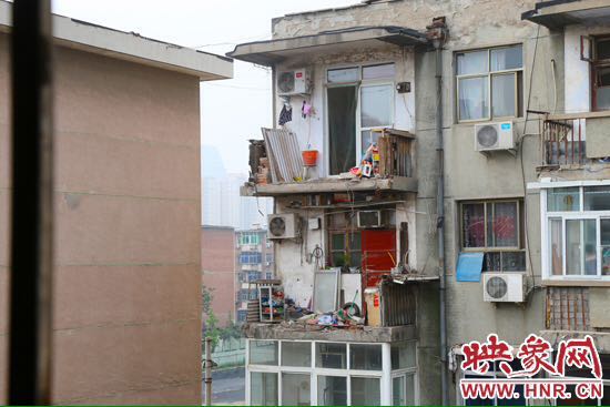 樓上多處陽臺出現(xiàn)裂縫，隨時有掉落危險