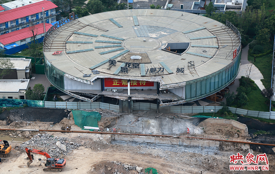 售樓部被拆掉一個(gè)角，仍在正常使用