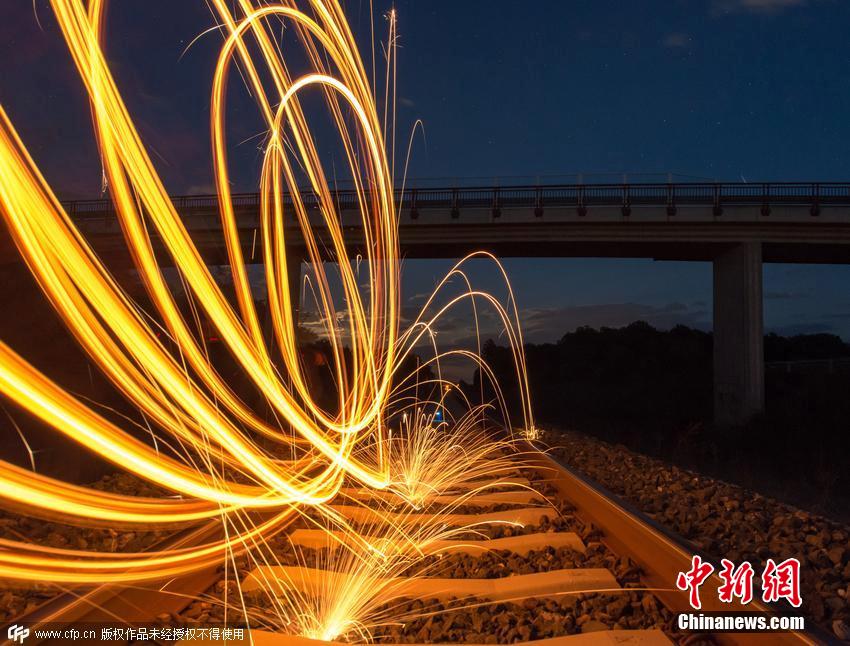 奧地利IT男長(zhǎng)曝光拍攝鋼絲燃燒 如焰火絢爛綻放