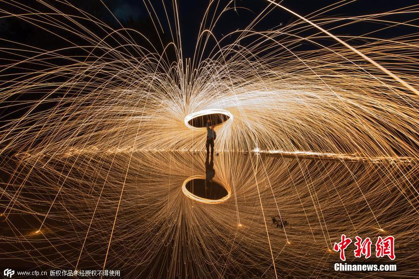 奧地利IT男長(zhǎng)曝光拍攝鋼絲燃燒 如焰火絢爛綻放