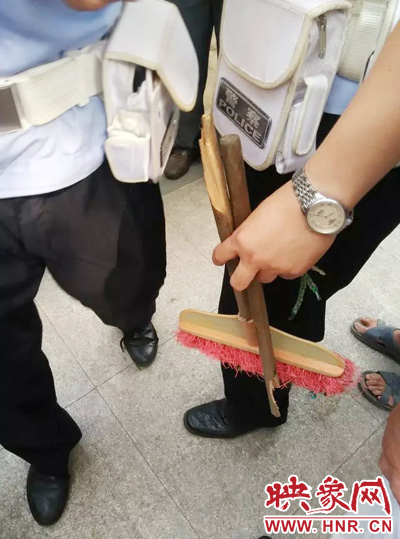 老太從環(huán)衛(wèi)工手中奪過(guò)掃帚，用腳踩斷，用力向環(huán)衛(wèi)工人的手上和腿上敲去。