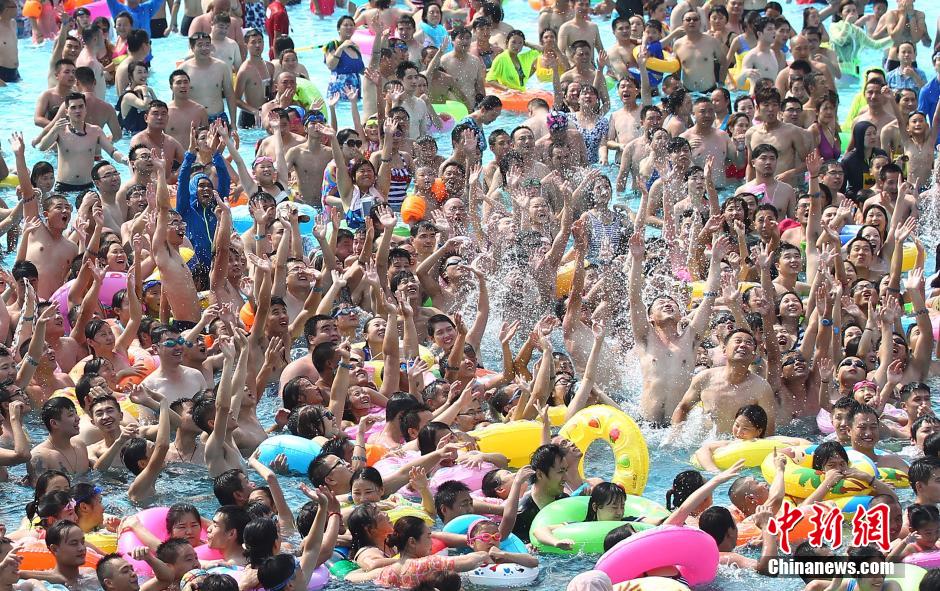 8月1日，民眾扎堆在南京湯山歡樂水魔方水上樂園戲水，享受“冰火兩重天”的涼爽和激情。連日來，中國大部分地區(qū)迎來高溫天氣。