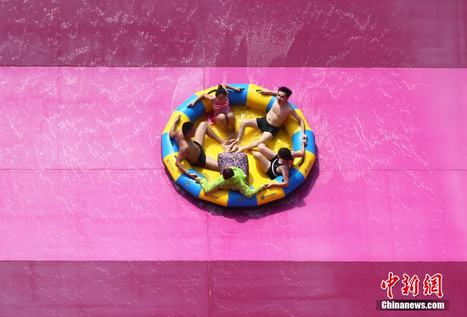8月1日，民眾扎堆在南京湯山歡樂水魔方水上樂園戲水，享受“冰火兩重天”的涼爽和激情。連日來，中國大部分地區(qū)迎來高溫天氣。