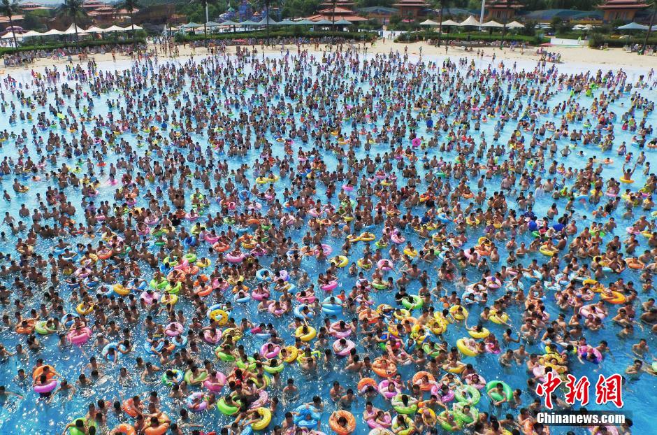 8月1日，民眾扎堆在南京湯山歡樂水魔方水上樂園戲水，享受“冰火兩重天”的涼爽和激情。連日來，中國大部分地區(qū)迎來高溫天氣。