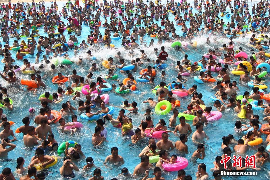 8月1日，民眾扎堆在南京湯山歡樂水魔方水上樂園戲水，享受“冰火兩重天”的涼爽和激情。連日來，中國大部分地區(qū)迎來高溫天氣。