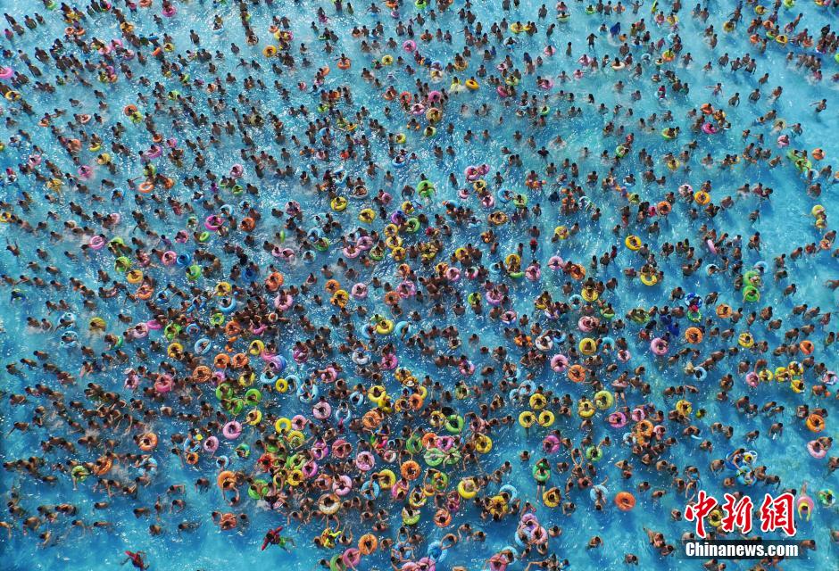 8月1日，民眾扎堆在南京湯山歡樂水魔方水上樂園戲水，享受“冰火兩重天”的涼爽和激情。連日來，中國大部分地區(qū)迎來高溫天氣。