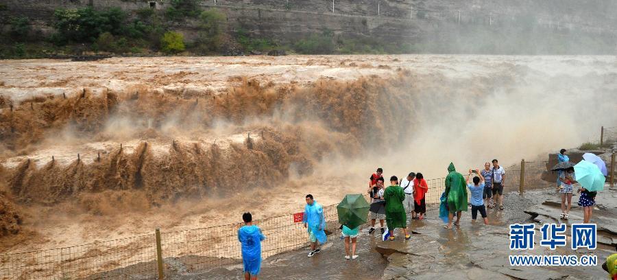 8月2日，游客在山西吉縣黃河壺口瀑布景區(qū)游覽觀瀑。