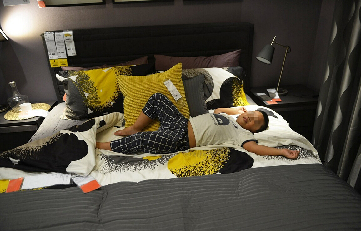 8月4日，杭州，“蹭涼族”在宜家杭州店的沙發(fā)或床鋪上休息。