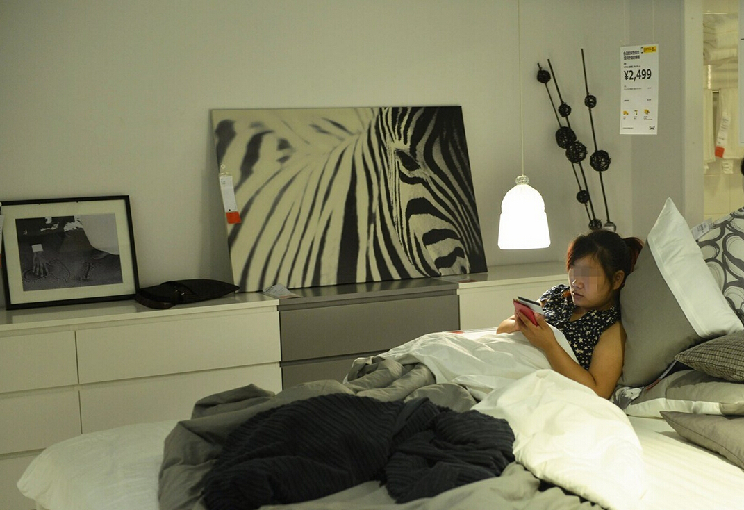 8月4日，杭州，“蹭涼族”在宜家杭州店的沙發(fā)或床鋪上休息。