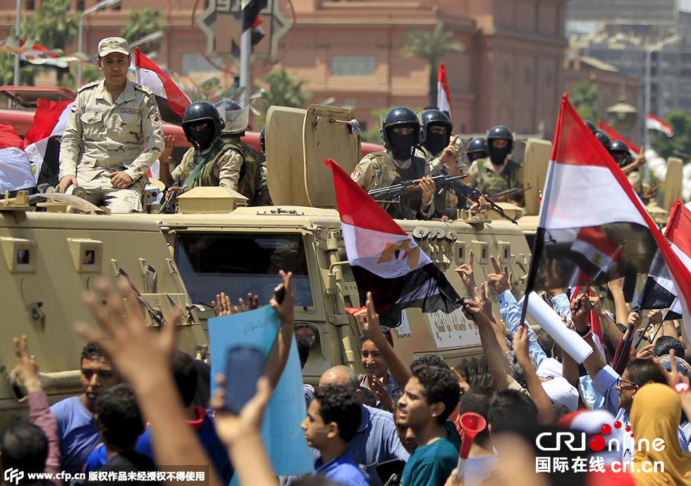 當(dāng)?shù)貢r(shí)間2015年8月6日，埃及開羅，民眾集會(huì)慶祝新蘇伊士運(yùn)河開通。圖片來源:CFP