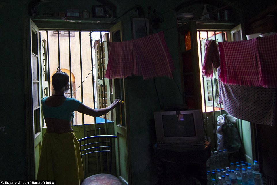 72歲的Maya Banarjee說：“我已經(jīng)太老了，但是我不會離開?！? complete=