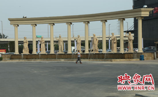 在這個(gè)“凱旋門”前是一處噴泉景觀。