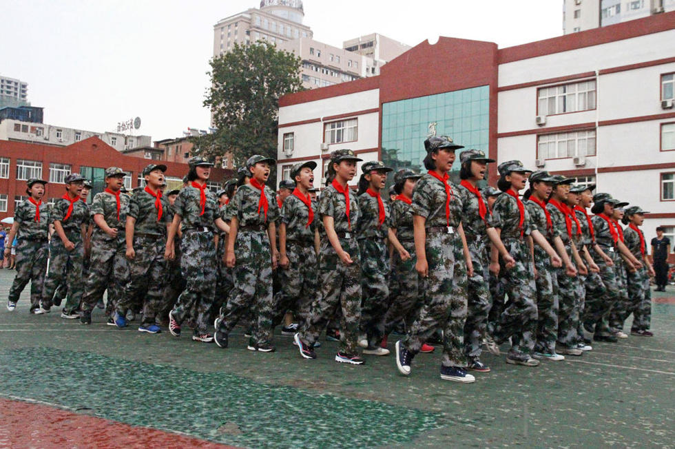 同學(xué)們?cè)谟曛袌?jiān)持完成了會(huì)操表演。