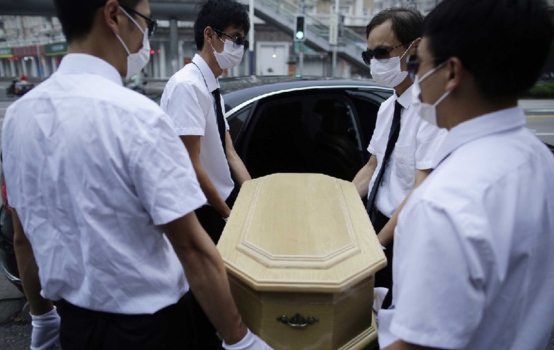 上海，花床、木棺、挽聯(lián)，在上海市閔行區(qū)一處私密的悼念室內(nèi)，一場(chǎng)小型追悼?jī)x式正在舉行。